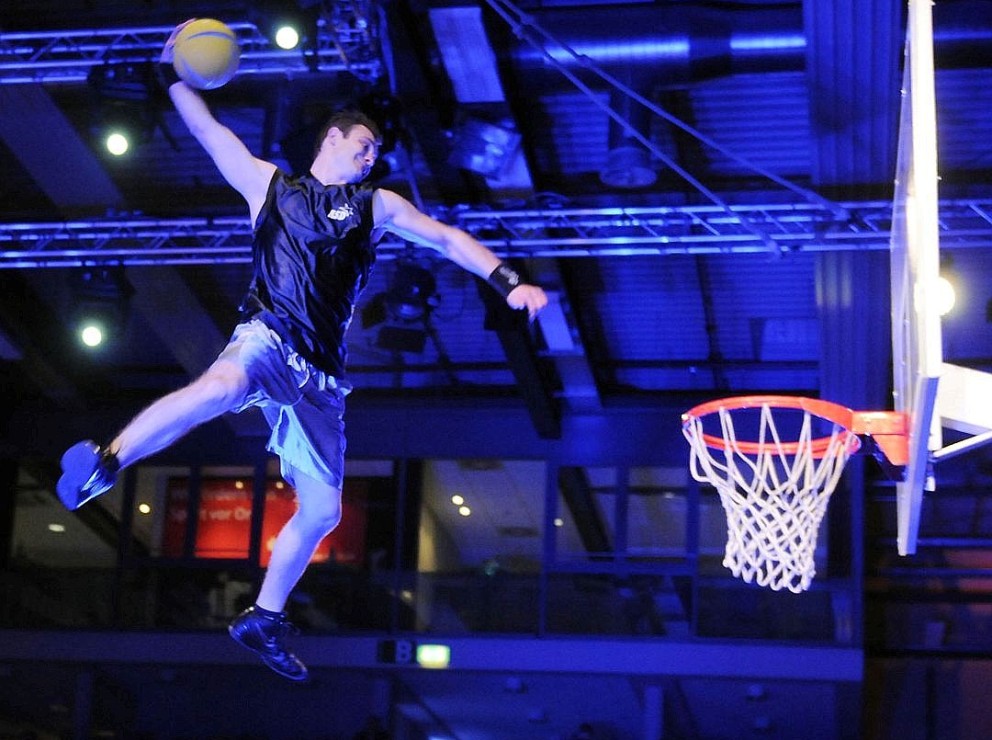 ACROBATIC BASKETBALL/ DUNKERS SHOW