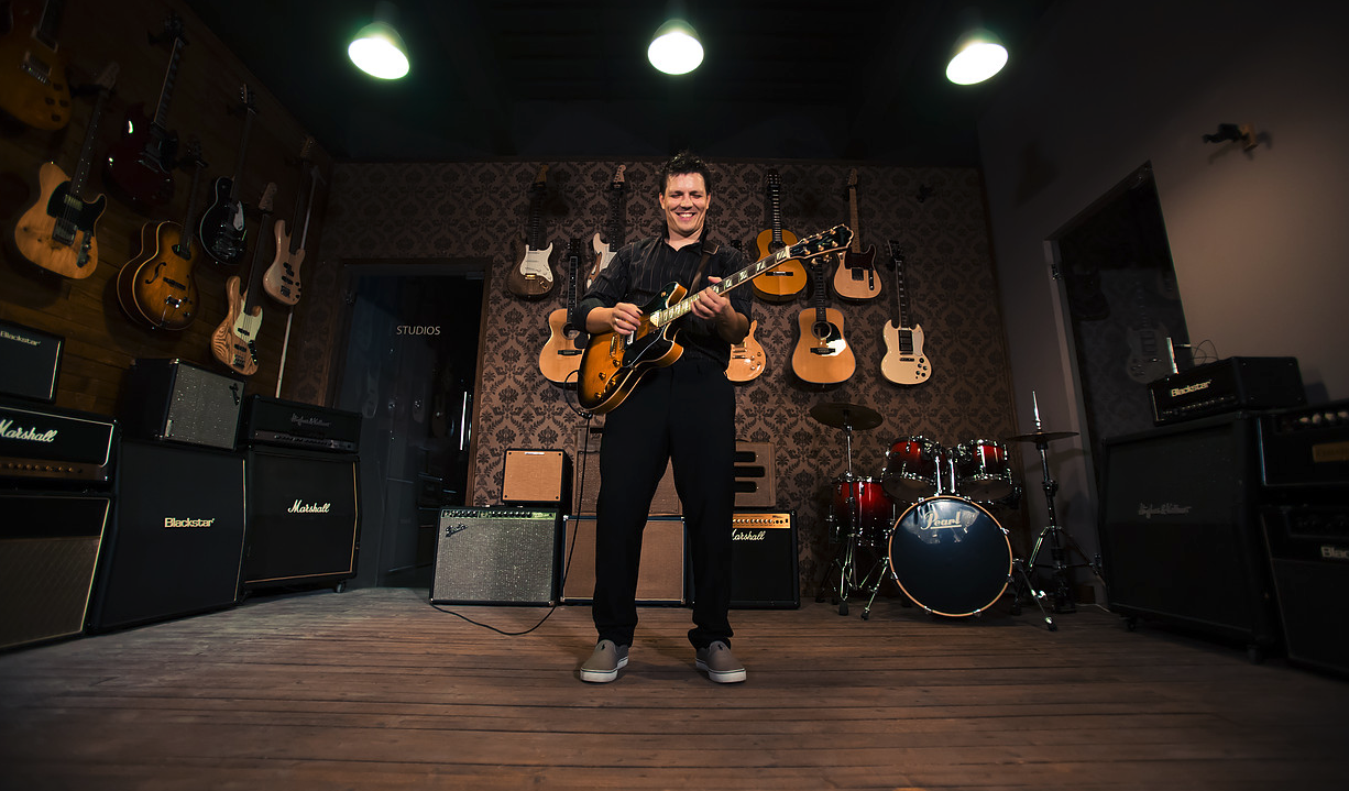 Blues/Jazz Guitarist performance