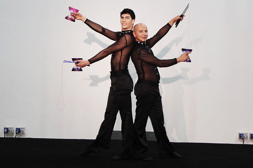 Diabolo Acrobat Duo