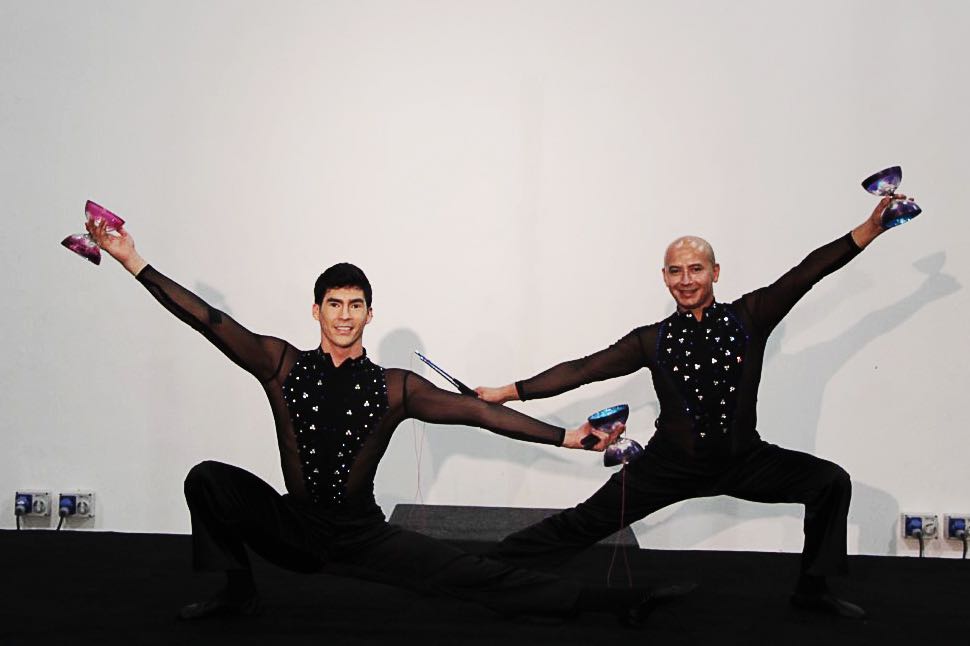 Diabolo Acrobat Duo performance