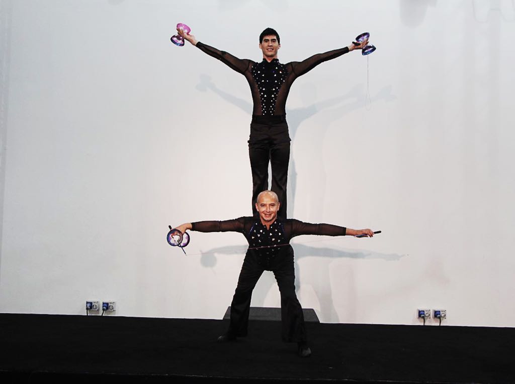 Diabolo Acrobat Duo performance