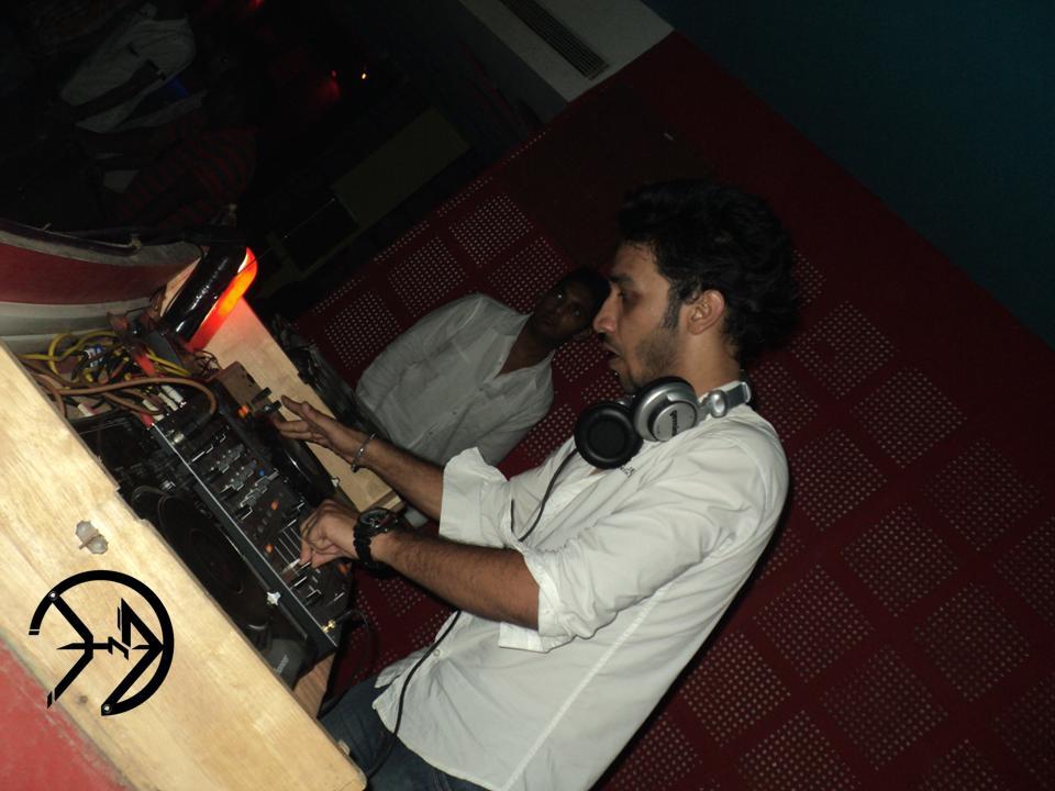 DJ EMWEE performance