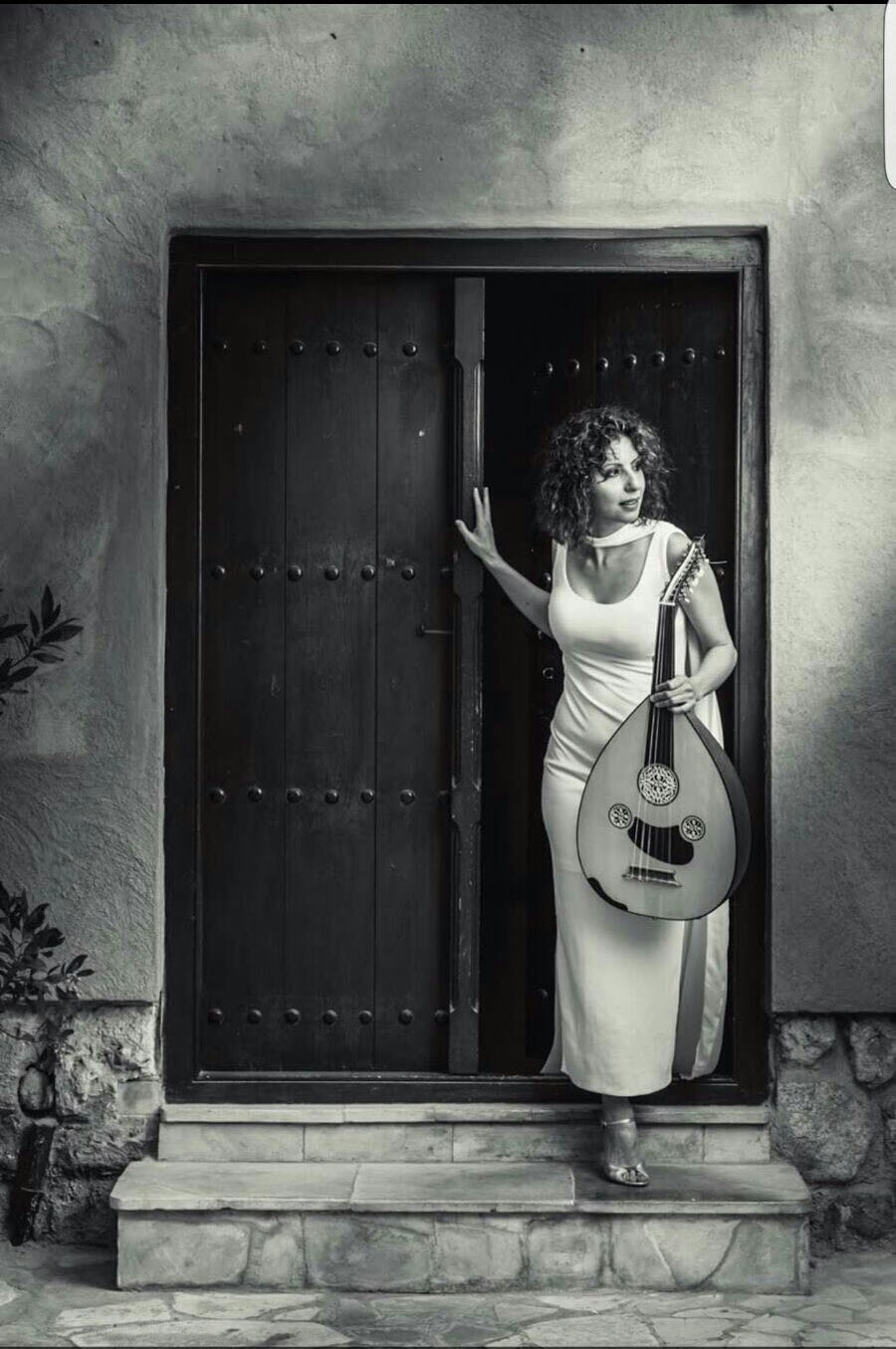 FEMALE OUD PLAYER performance