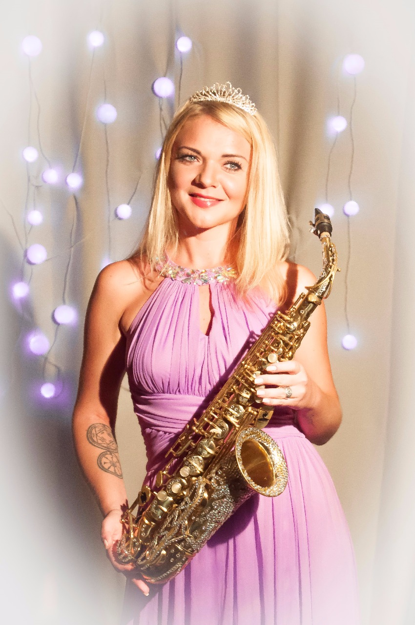 FEMALE SAXOPHONIST performance