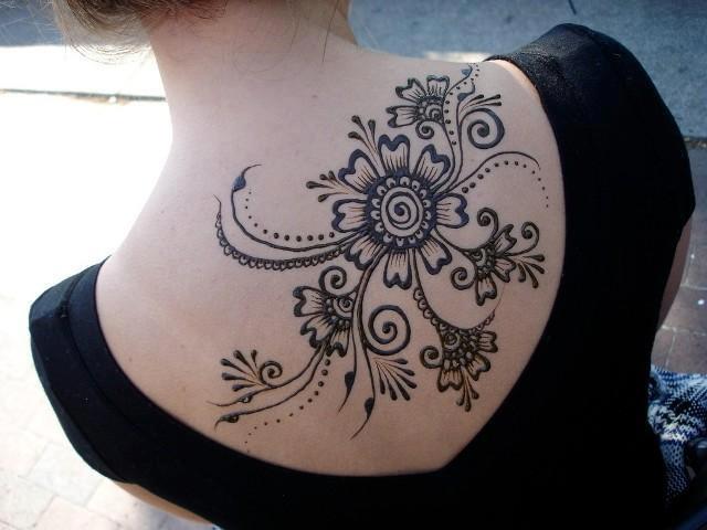 Henna Artist performance