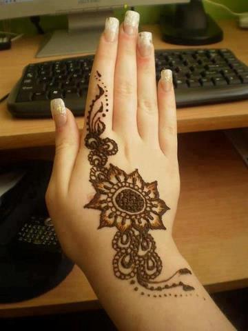 Henna Artist performance
