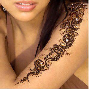 Henna Artist performance