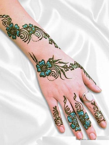 Henna Artist performance