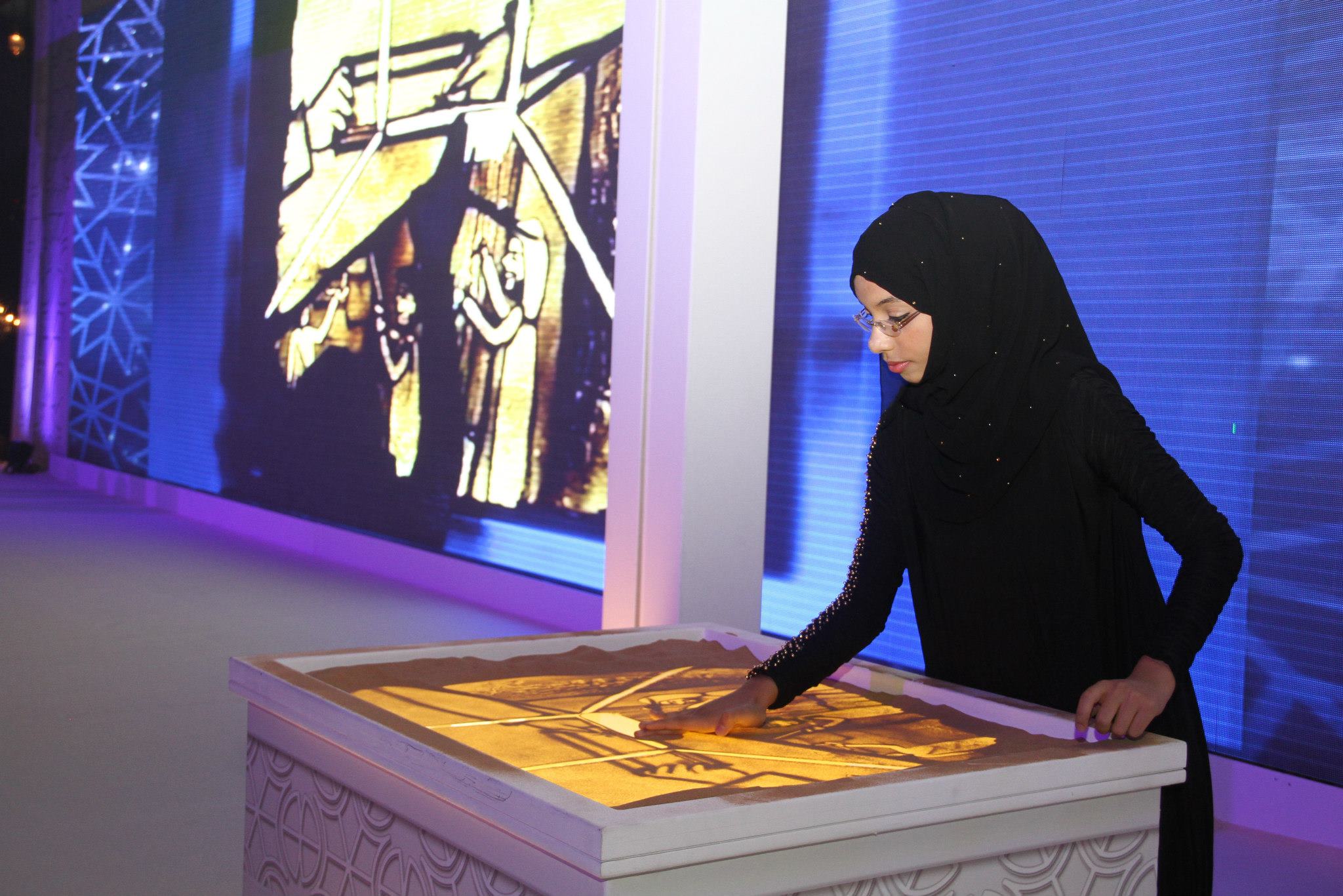 Lady Sand Artist performance