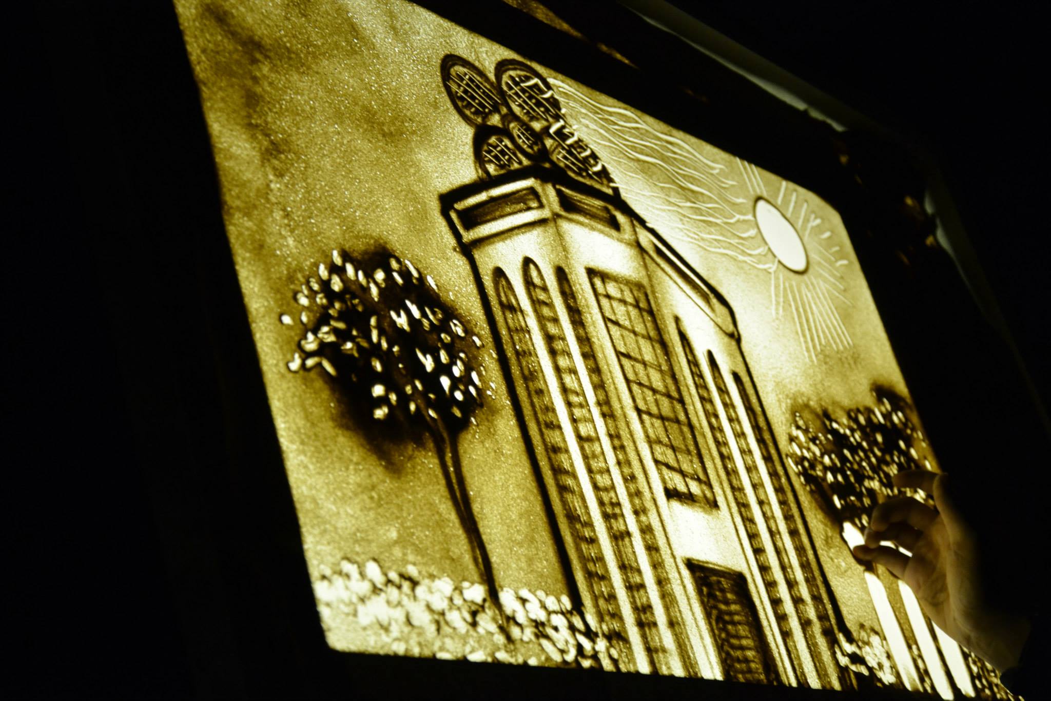 Lady Sand Artist performance