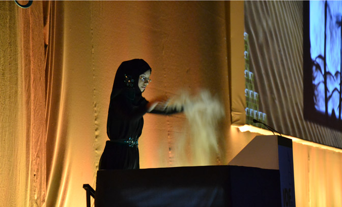 Lady Sand Artist performance