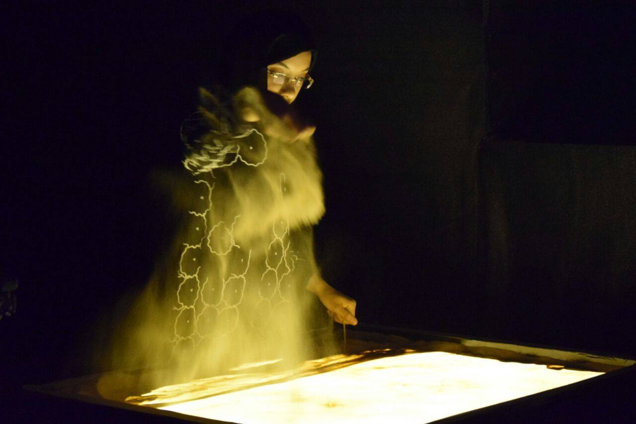 Lady Sand Artist performance