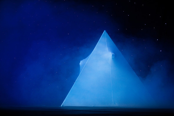 LAZER PYRAMID SHOW performance