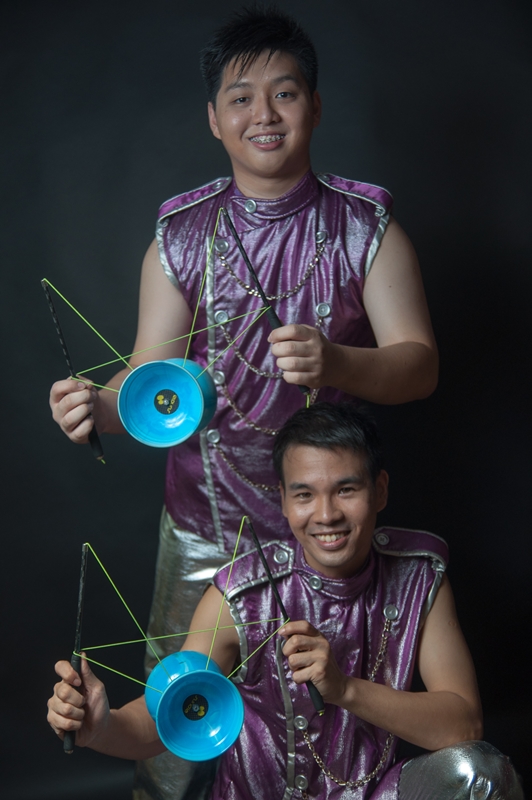 Roaming Jugglers & Diabolists performance