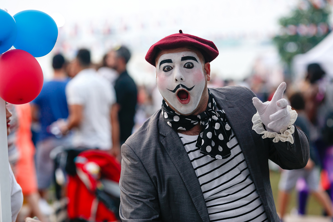 Roaming Mime Artist performance