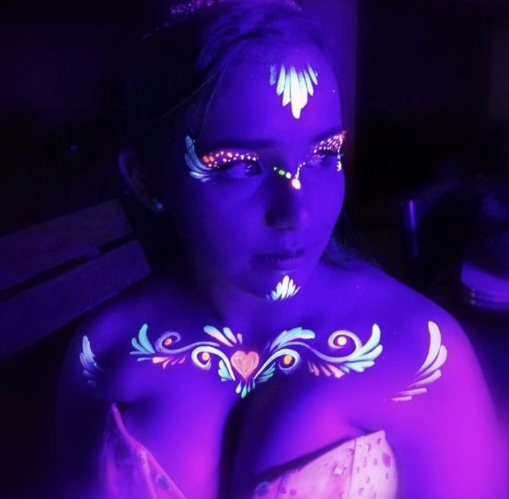 Temporary Tattoo Artist performance