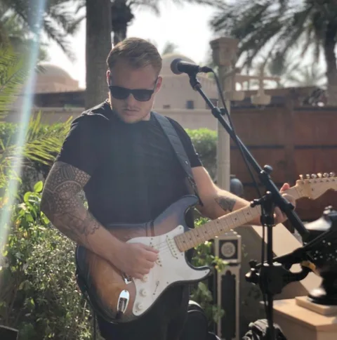 Guitarist/ Singer