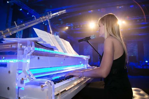 Lady Pianist in Dubai