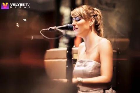 Lady Pianist in Dubai