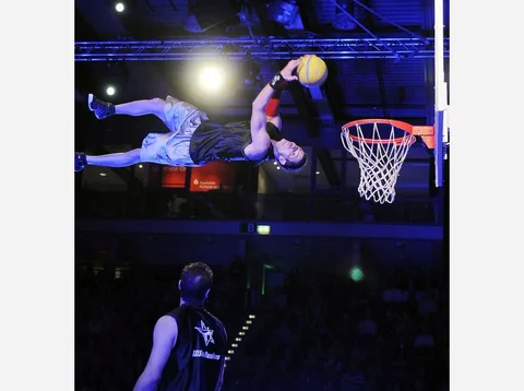 ACROBATIC BASKETBALL/ DUNKERS SHOW