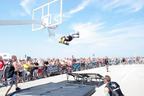 ACROBATIC BASKETBALL/ DUNKERS SHOW