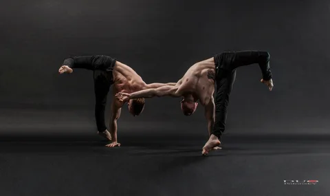 Hand Stand Duo