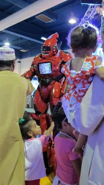 GIANT ROBOT