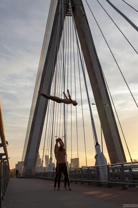 ACROBATIC TRIO