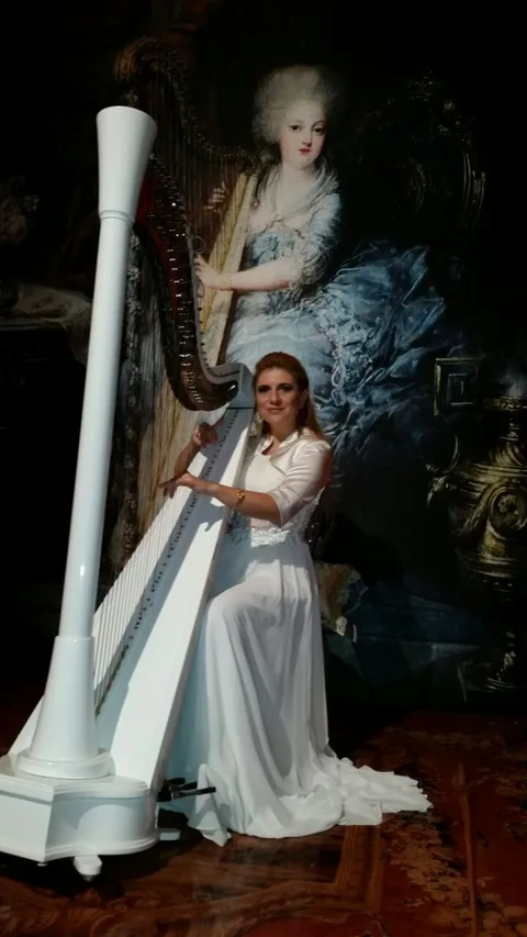 CLASSICAL HARPIST