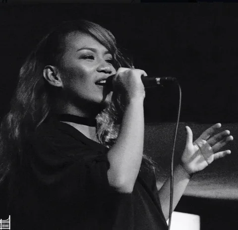 FEMALE VOCALIST