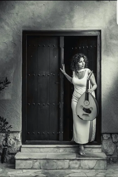 FEMALE OUD PLAYER