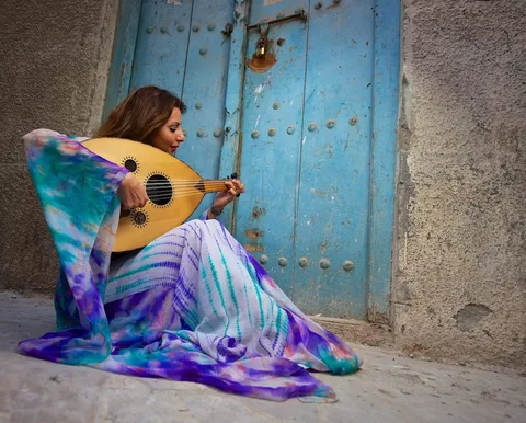 FEMALE OUD PLAYER