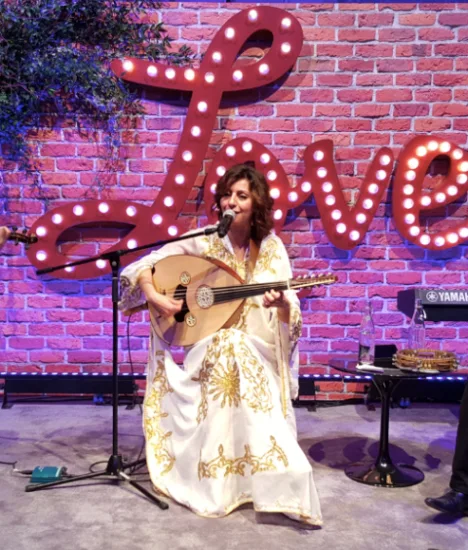 FEMALE OUD PLAYER