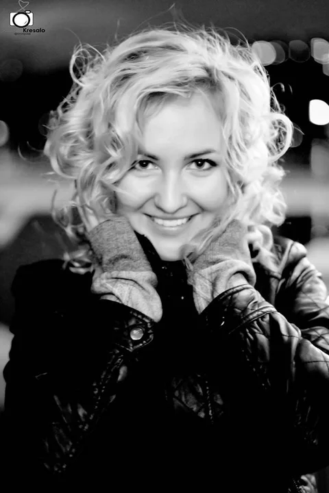 FEMALE SINGER